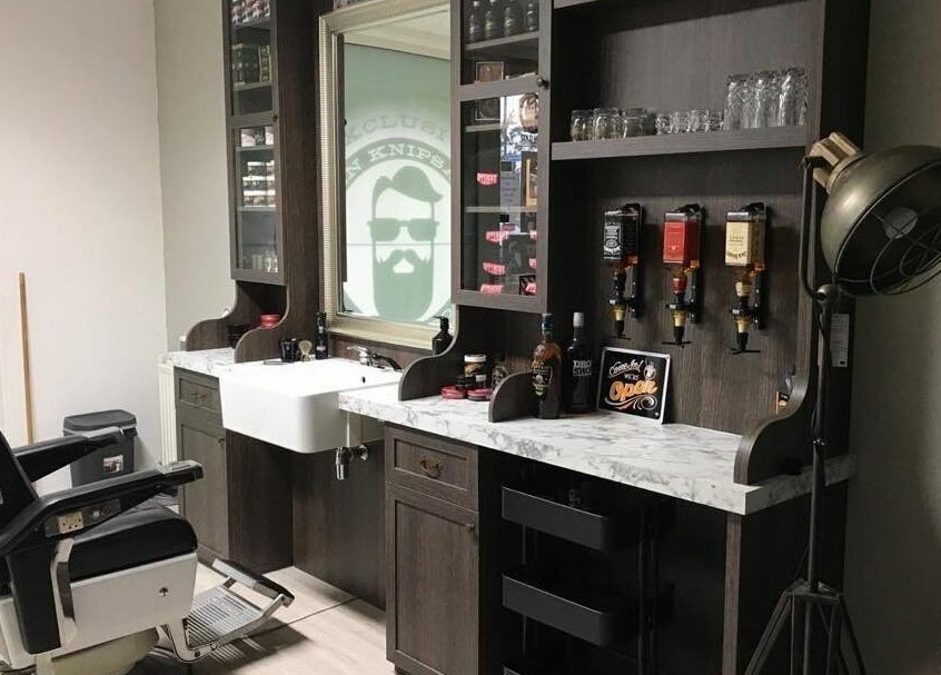 Interieur van John Knipsalon Oosterheemplein in Zoetermeer, Zuid-Holland, NL met kaptafel en vintage kappersstoel.