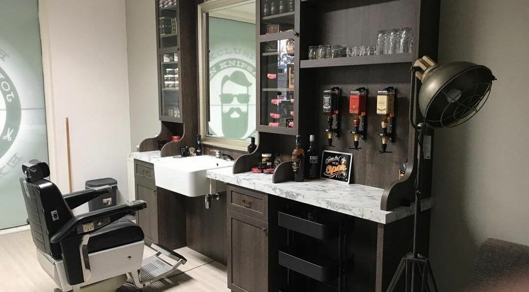 Interieur van John Knipsalon Oosterheemplein in Zoetermeer, Zuid-Holland, NL met kaptafel en vintage kappersstoel.