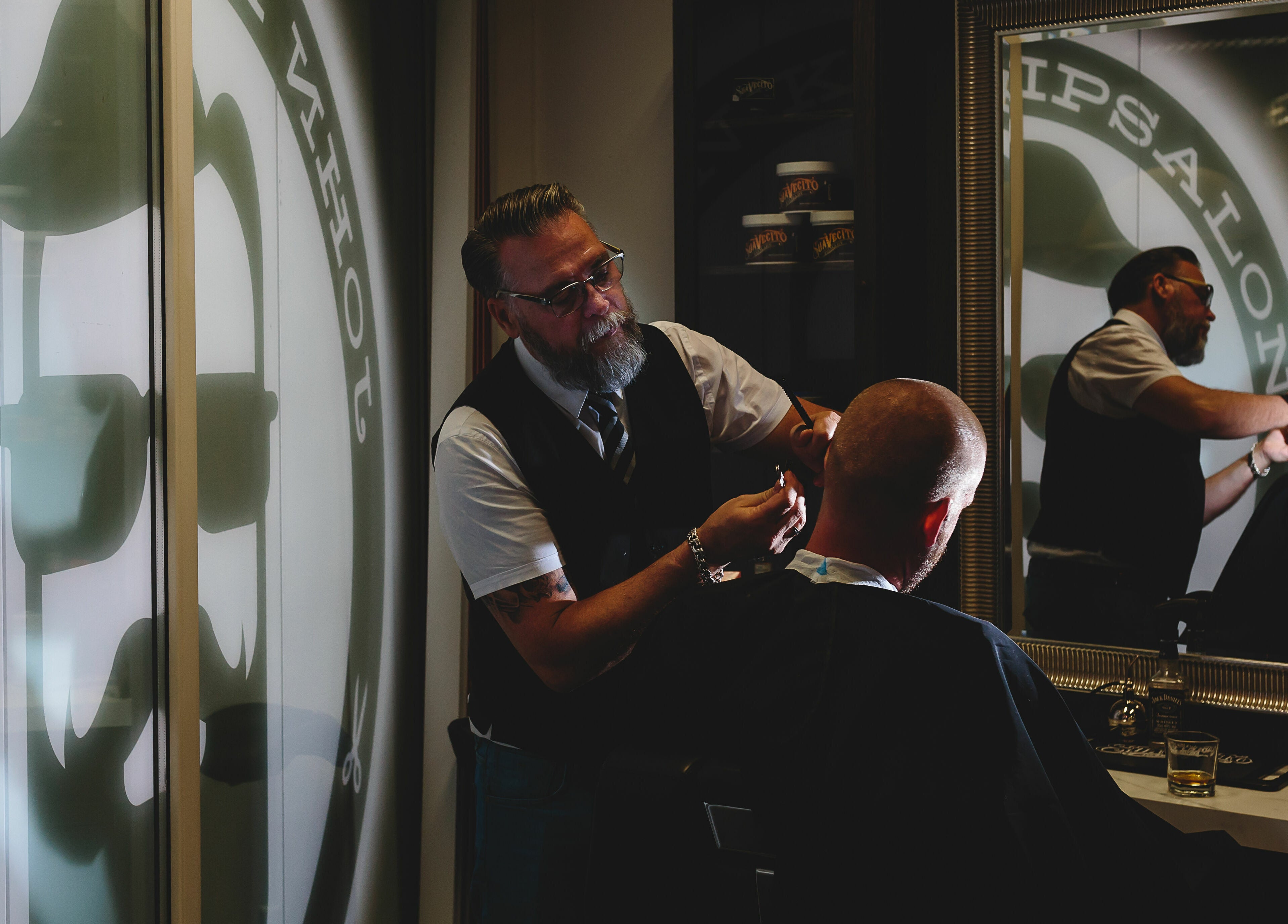 Kapsel behandeling bij John Knipsalon Oosterheemplein in Zoetermeer, Zuid-Holland, NL.