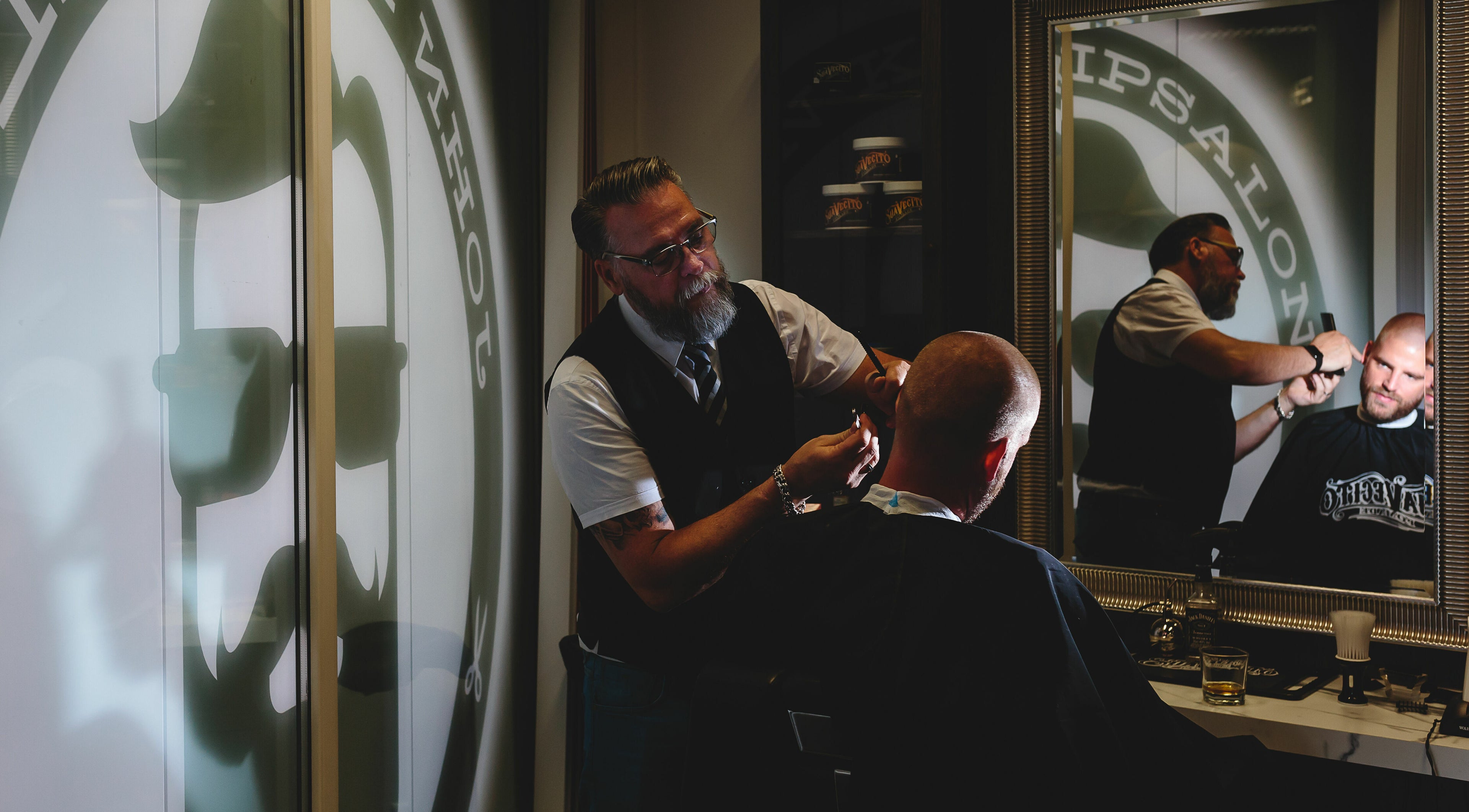 Kapsel behandeling bij John Knipsalon Oosterheemplein in Zoetermeer, Zuid-Holland, NL.