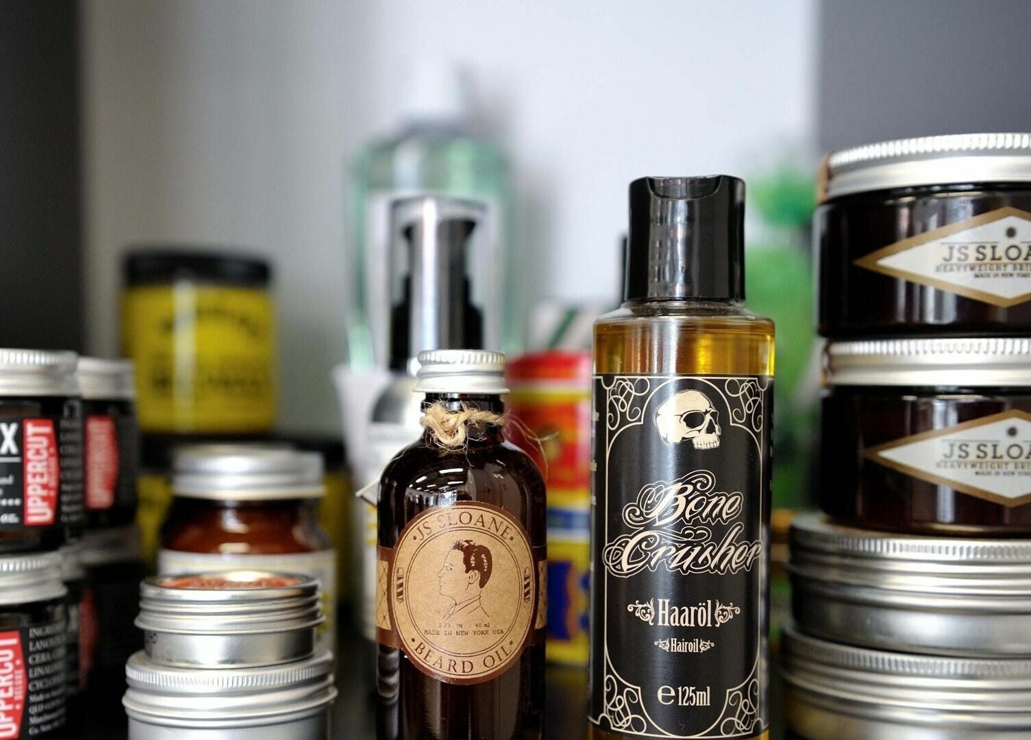 Producten bij John Knipsalon Oosterheemplein, Zoetermeer, Zuid-Holland, NL, tonen diverse haaroliën en wax.