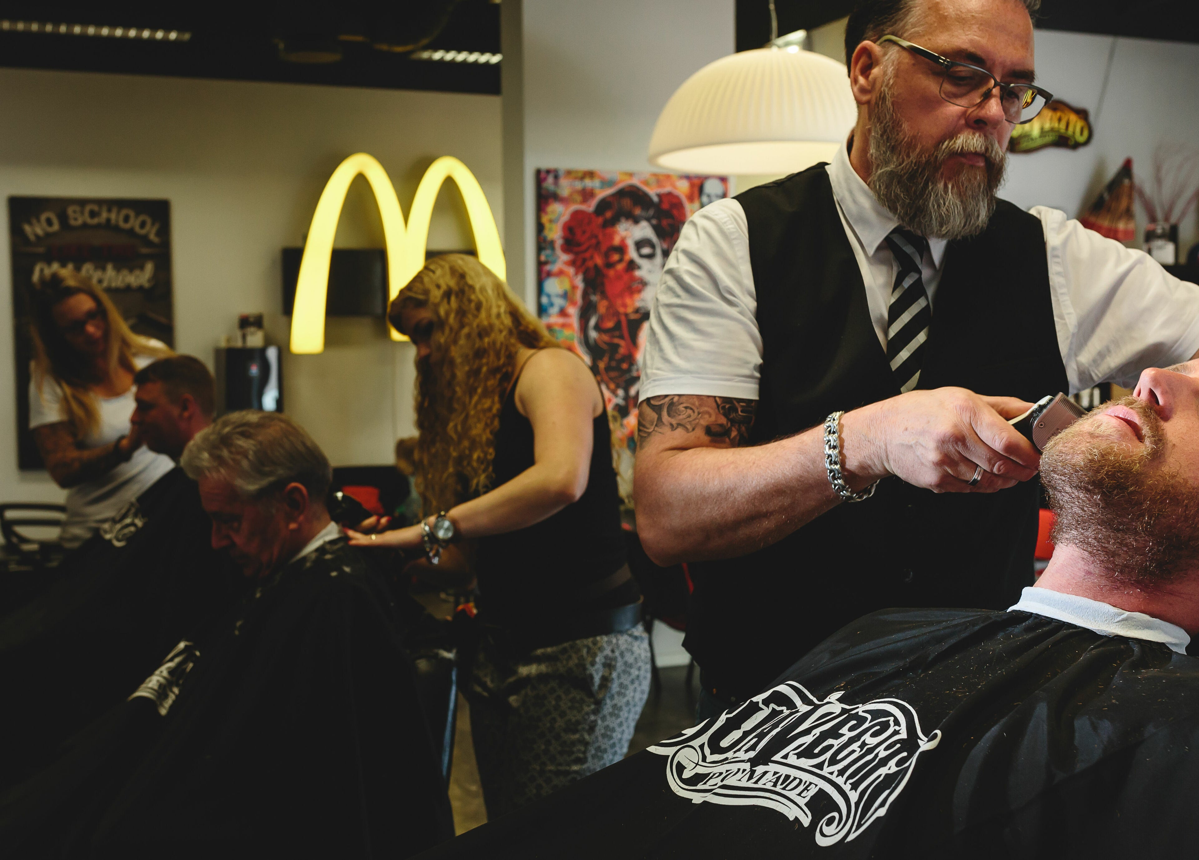 Interieur van John Knipsalon Oosterheemplein in Zoetermeer, Zuid-Holland, NL met kappers aan het werk.