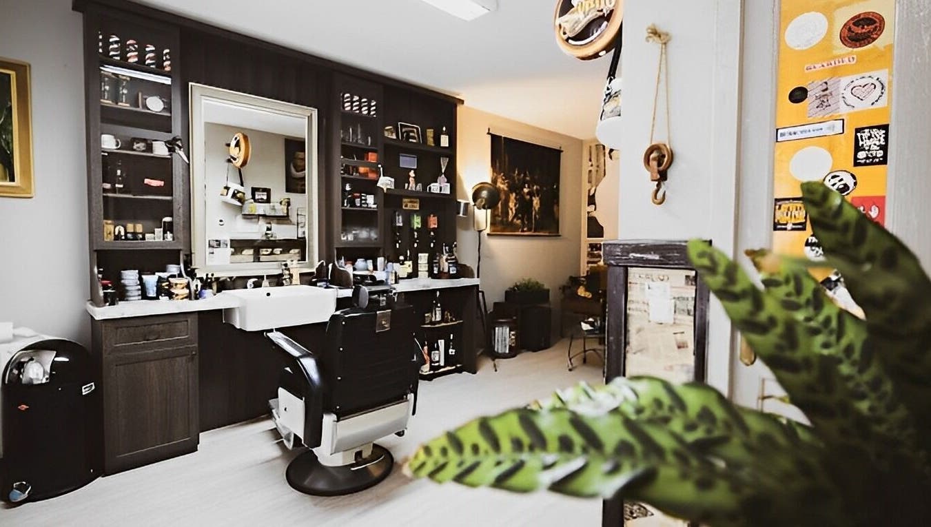 Interieur van John Knipsalon Zuidwijkstraat in Zoetermeer, Zuid-Holland, NL met moderne kapperstoel en stijvolle inrichting.