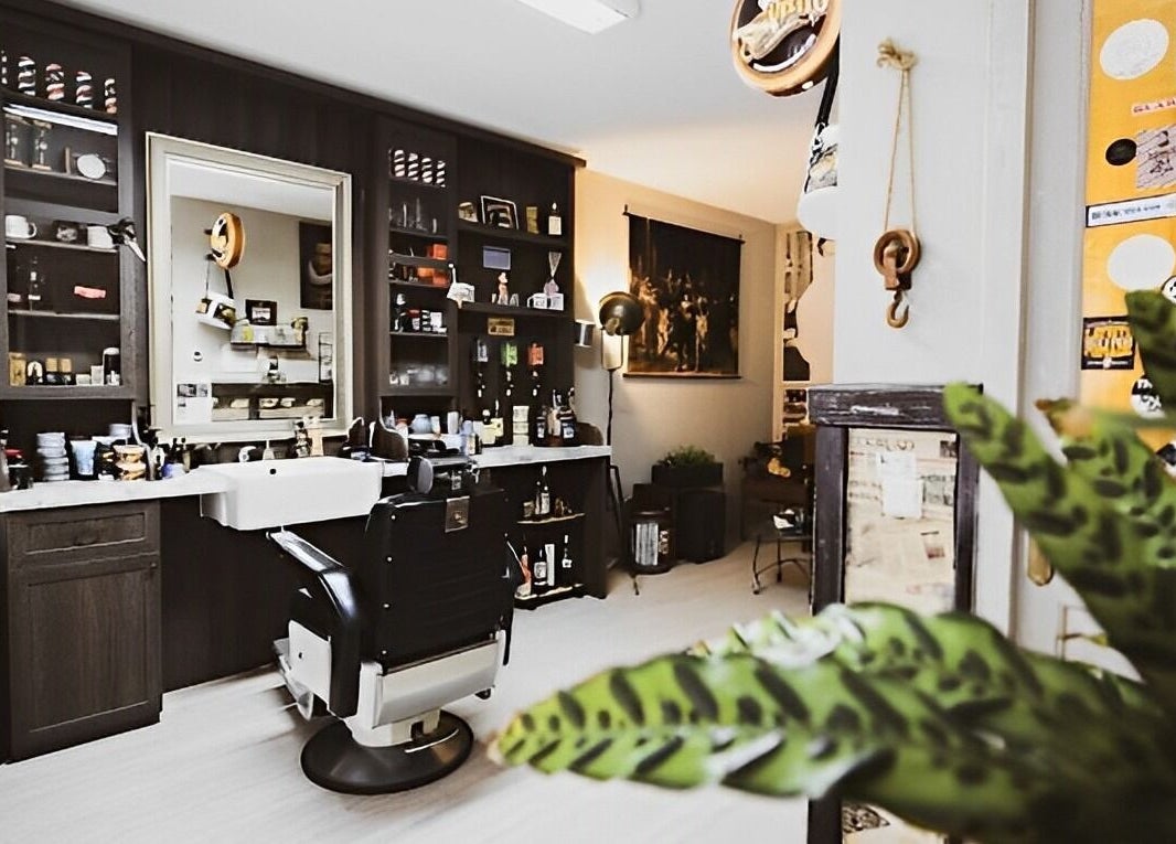 Interieur van John Knipsalon Zuidwijkstraat in Zoetermeer, Zuid-Holland, NL met moderne kapperstoel en stijvolle inrichting.