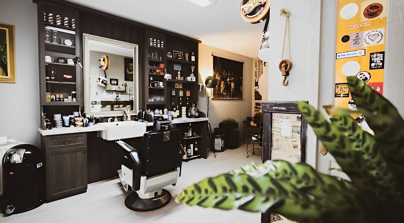 Interieur van John Knipsalon Zuidwijkstraat in Zoetermeer, Zuid-Holland, NL met moderne kapperstoel en stijvolle inrichting.