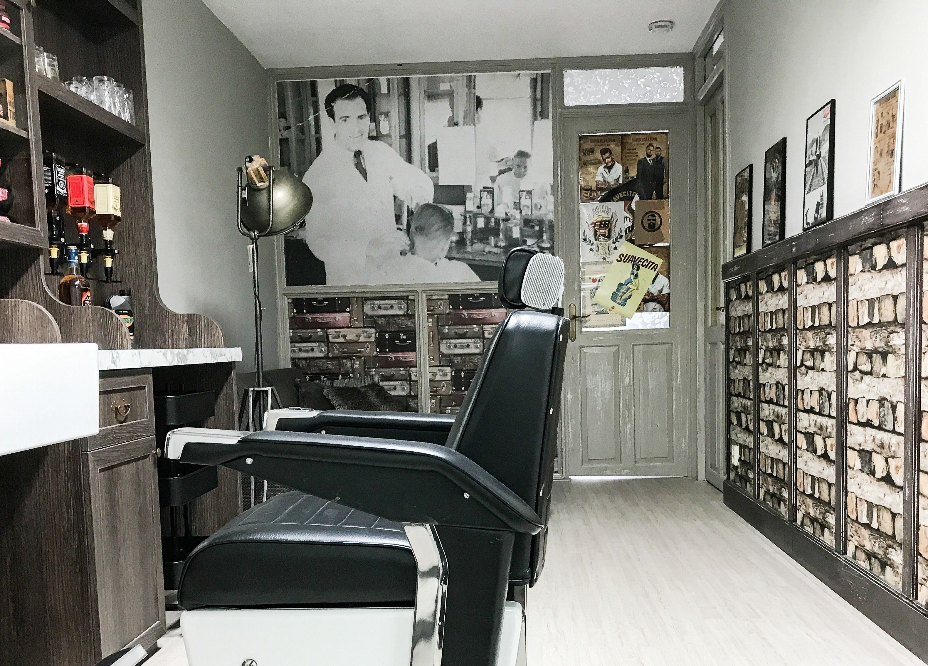 Stijlvolle herenkappersstoel in John Knipsalon Zuidwijkstraat, Zoetermeer, Zuid-Holland, NL.