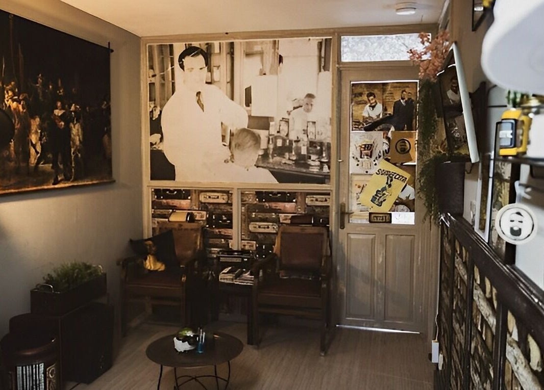 Retro interieur van John Knipsalon Zuidwijkstraat, Zoetermeer, Zuid-Holland, NL, met vintage decoraties.