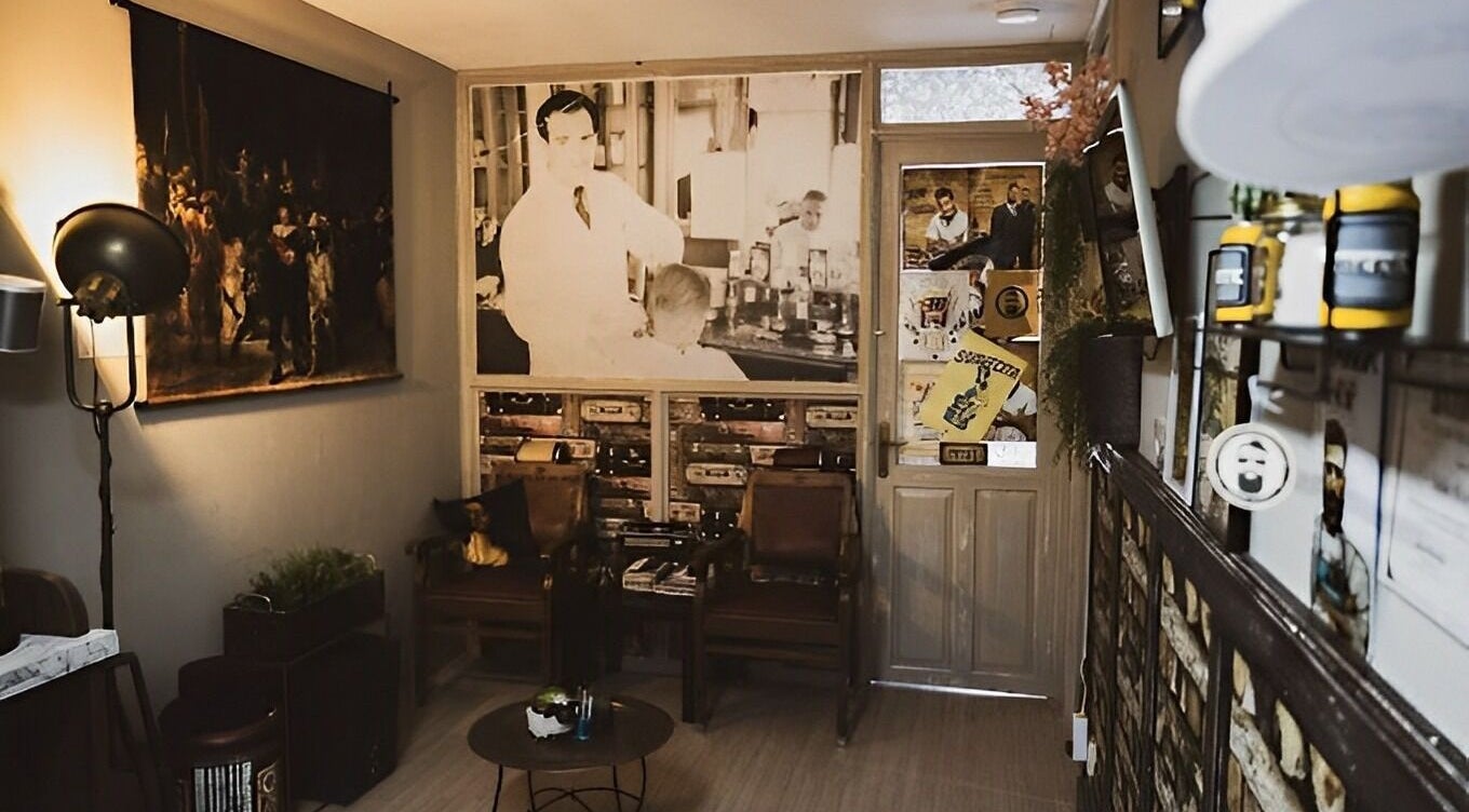 Retro interieur van John Knipsalon Zuidwijkstraat, Zoetermeer, Zuid-Holland, NL, met vintage decoraties.