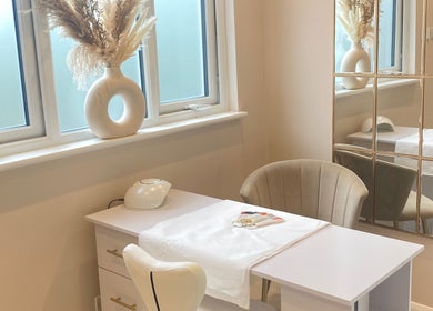 Modern nail station at Bespoke Skin, Hoddesdon, England, GB with chic decor and stylish accents.