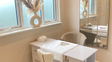 Modern nail station at Bespoke Skin, Hoddesdon, England, GB with chic decor and stylish accents.