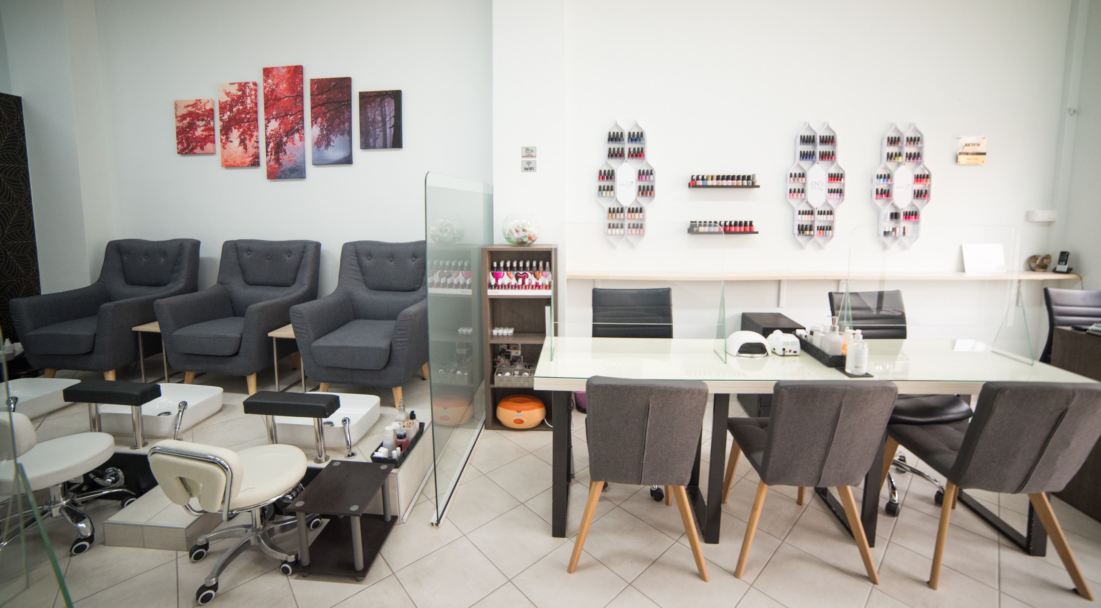 Εσωτερικό του Nails Craft, Λαύριο, GR με μοντέρνο σαλόνι και προϊόντα ομορφιάς.