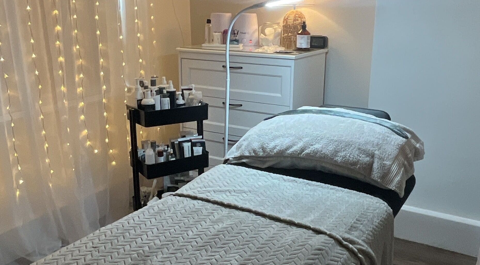 Cozy treatment room at Ivy Beauty Boutique in Hugglescote, England, GB with ambient lighting and skincare products.