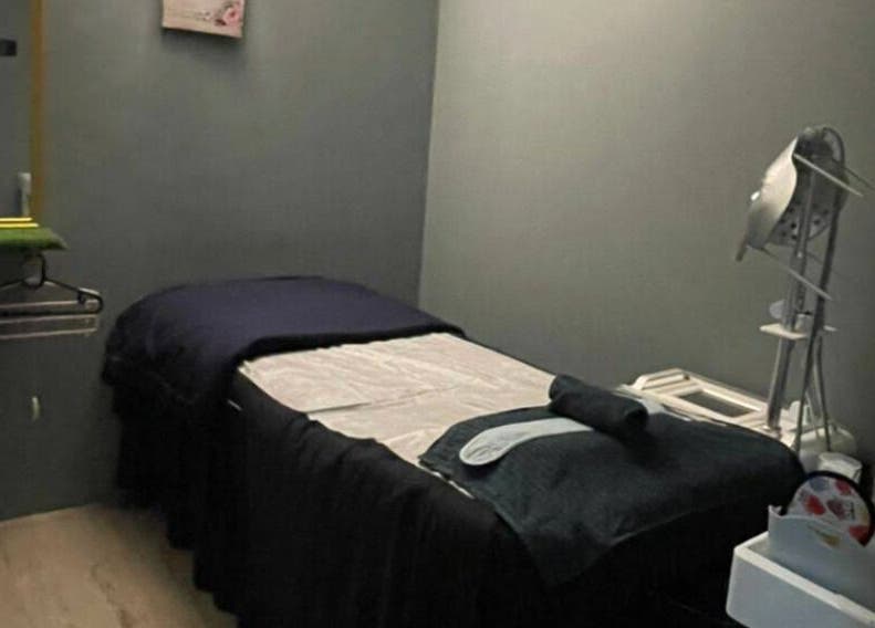 Relaxing treatment room at Beylla Medispa Klang in Klang, Selangor, MY, featuring a cozy bed and modern equipment.