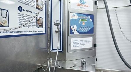 Stazione di lavaggio cani presso WASH DOG 24h – DALMINE, Dalmine, Lombardia, IT, con istruzioni visibili.