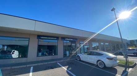 Esterno di AB Toelettatura Luxury Dalmine BG a Dalmine, Lombardia, IT con vetrine e auto parcheggiata.