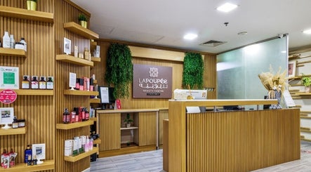 Elegant reception at La Poupee Home Service - Abu Dhabi showcasing modern design, Abu Dhabi, Abu Dhabi, AE.
