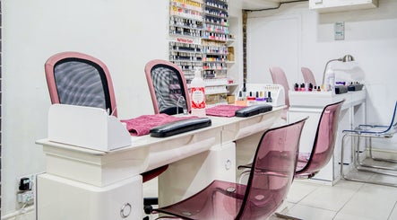 The Nail Lounge