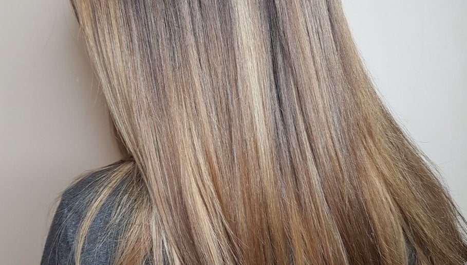 Farfalla hair and beauty image 1