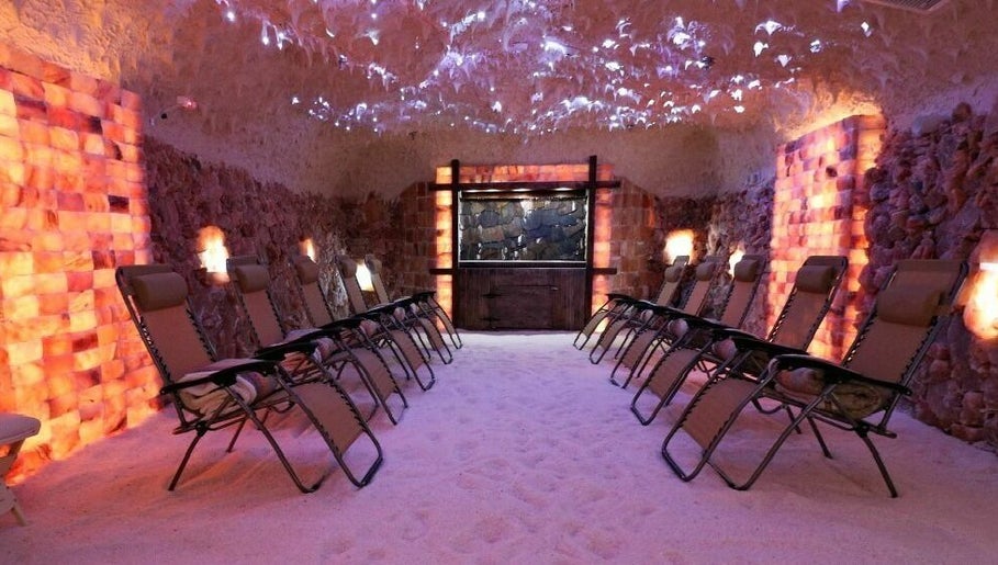 Imagen 1 de Scorpio's Peace & Polish / Himalayan Healing Salt Cave & Spa