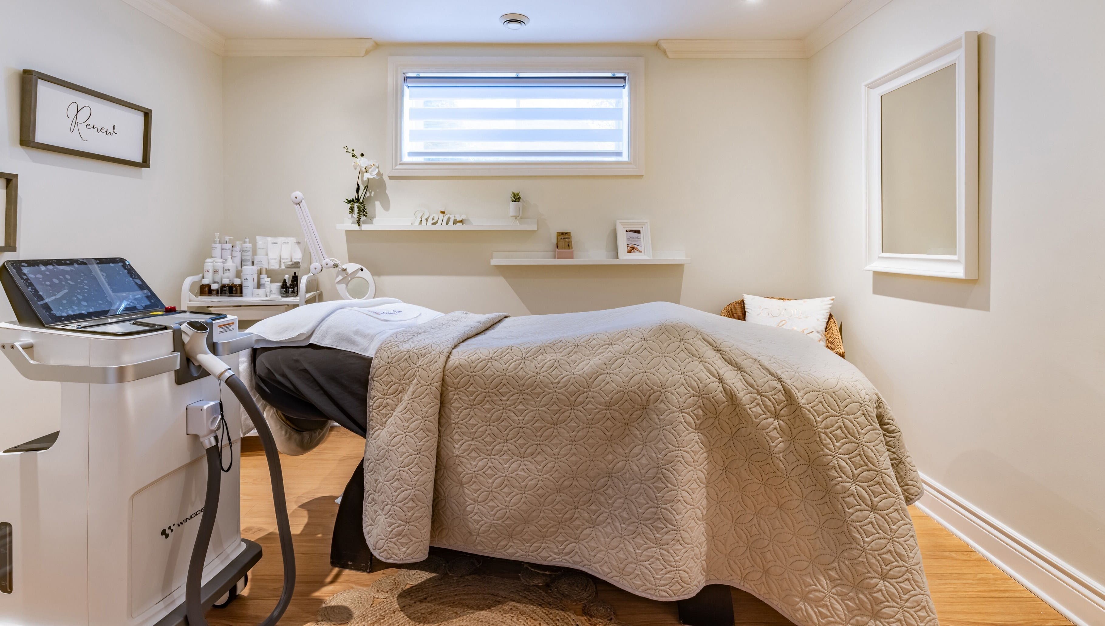 Tranquil spa room at Shifa Esthétique and Massage, N.D.D Ile-Perrot, Canada, CA with soft decor and massage bed.