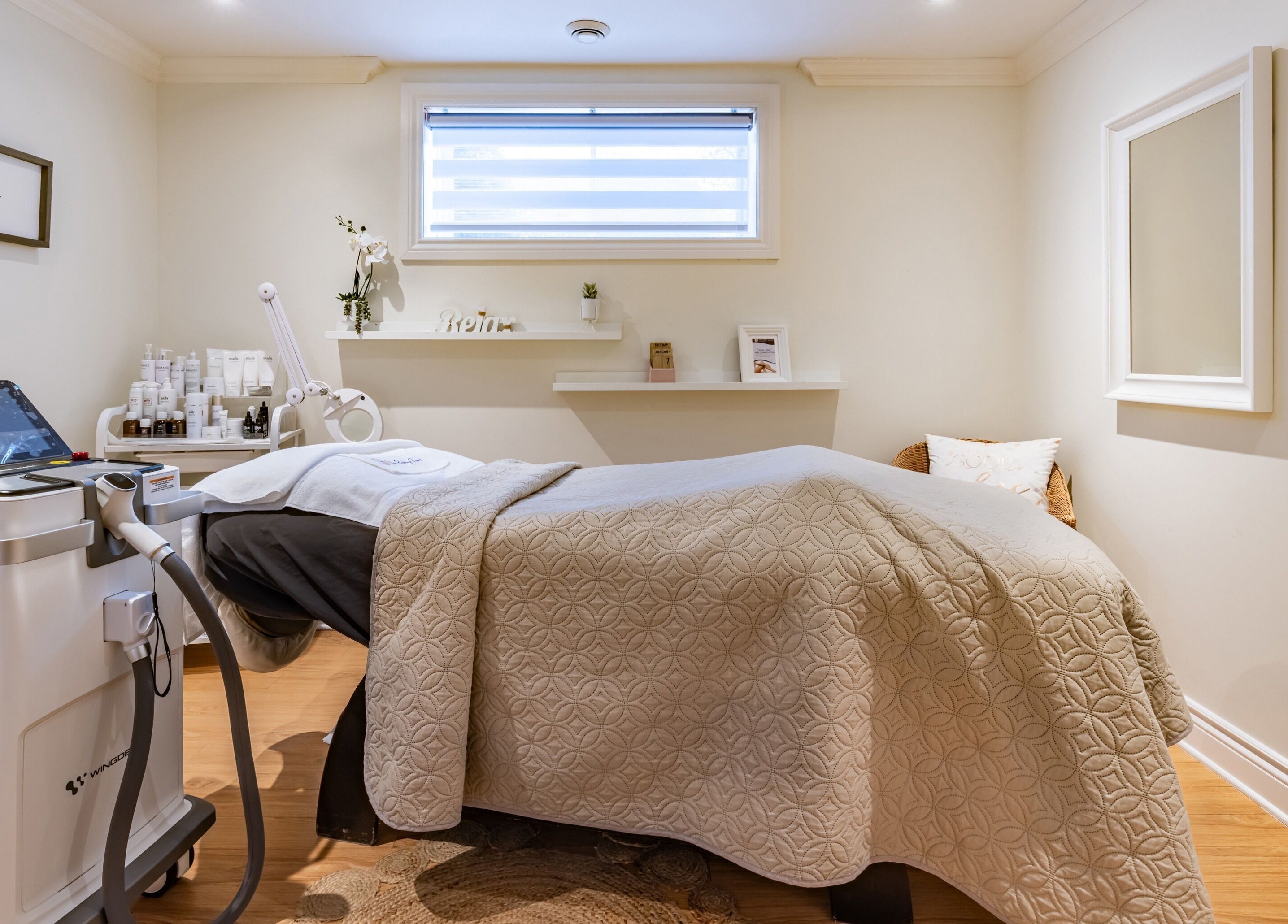 Tranquil spa room at Shifa Esthétique and Massage, N.D.D Ile-Perrot, Canada, CA with soft decor and massage bed.