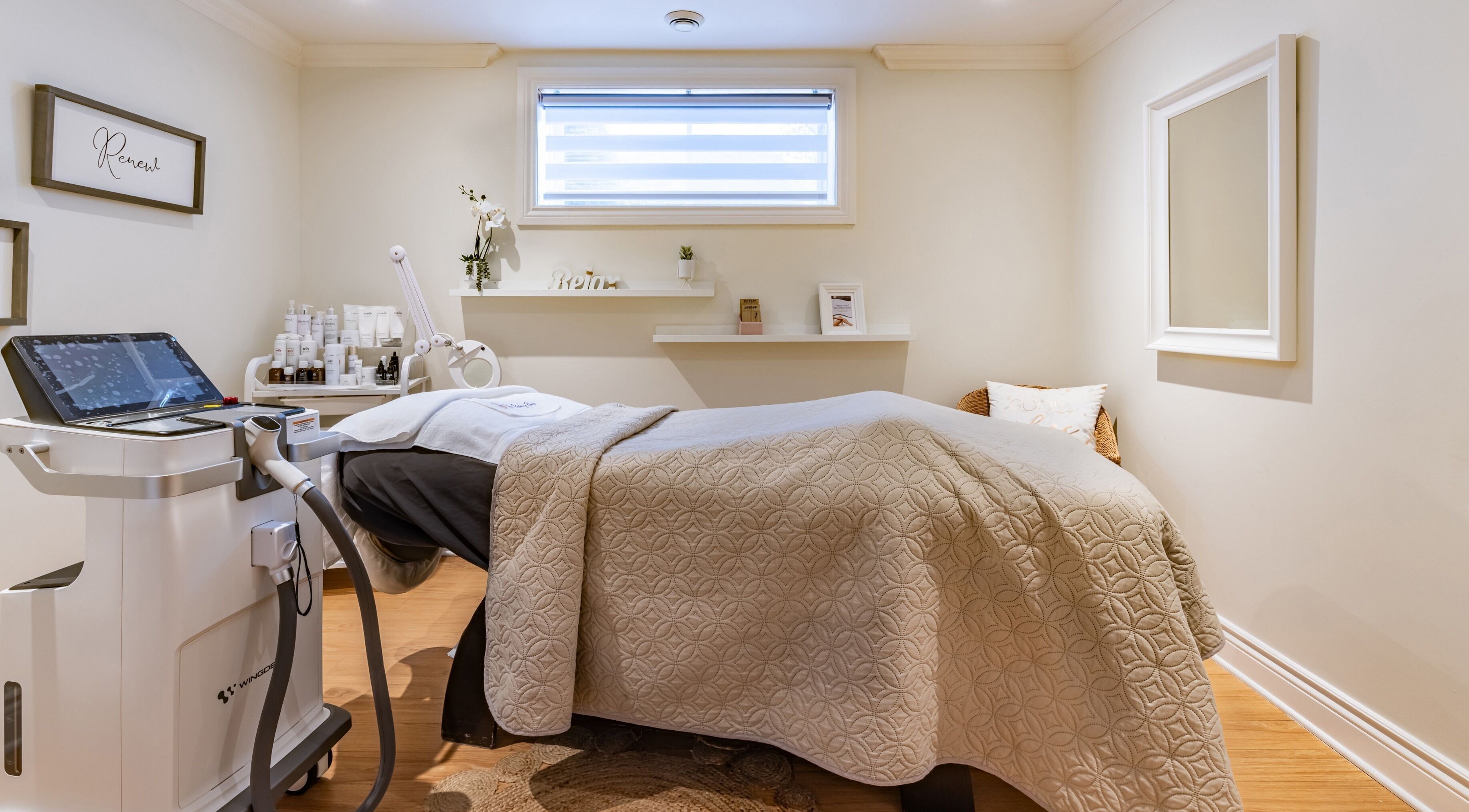 Tranquil spa room at Shifa Esthétique and Massage, N.D.D Ile-Perrot, Canada, CA with soft decor and massage bed.