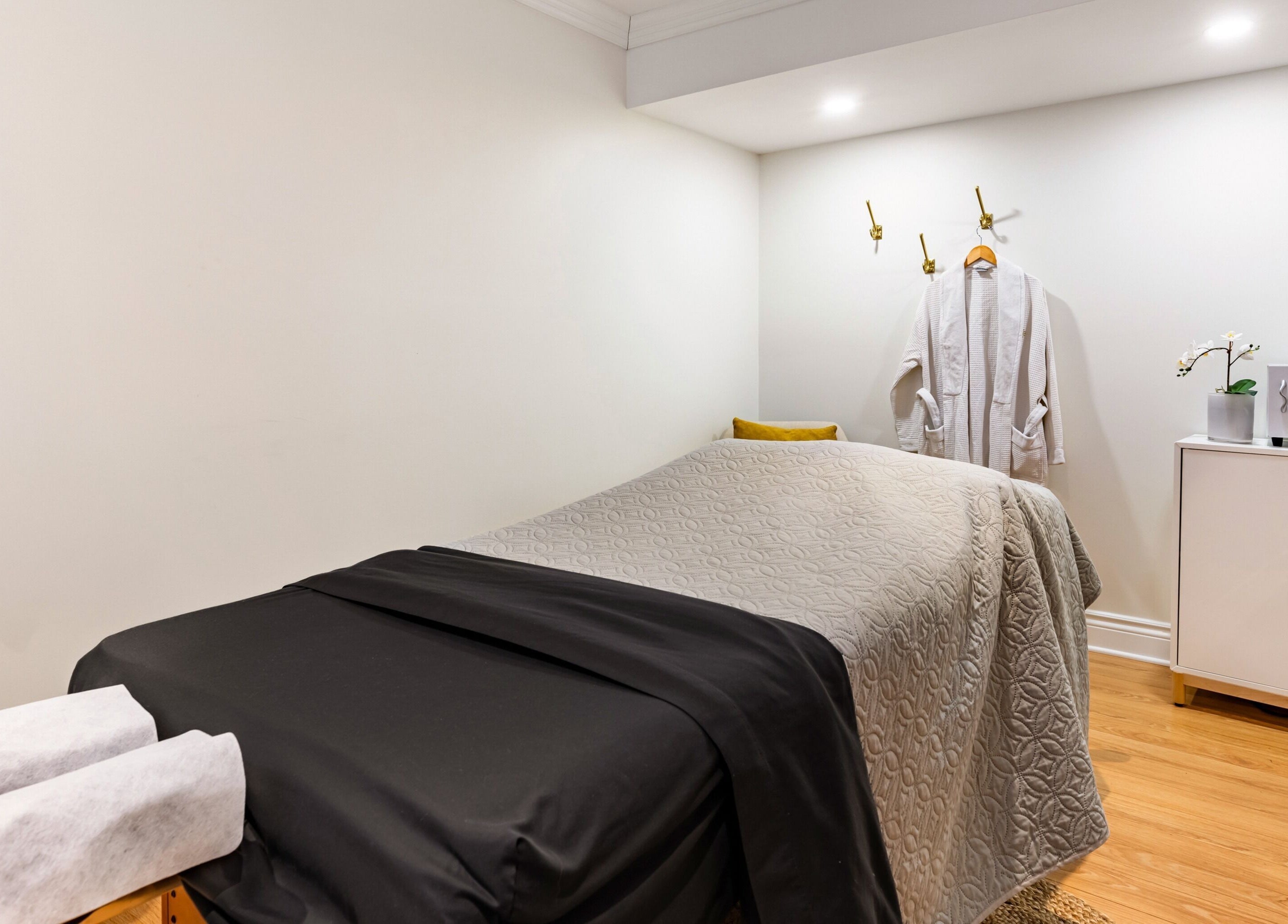 Relaxing treatment room at Shifa Esthétique and Massage, N.D.D Ile-Perrot, Canada, CA, with cozy bed and decor.