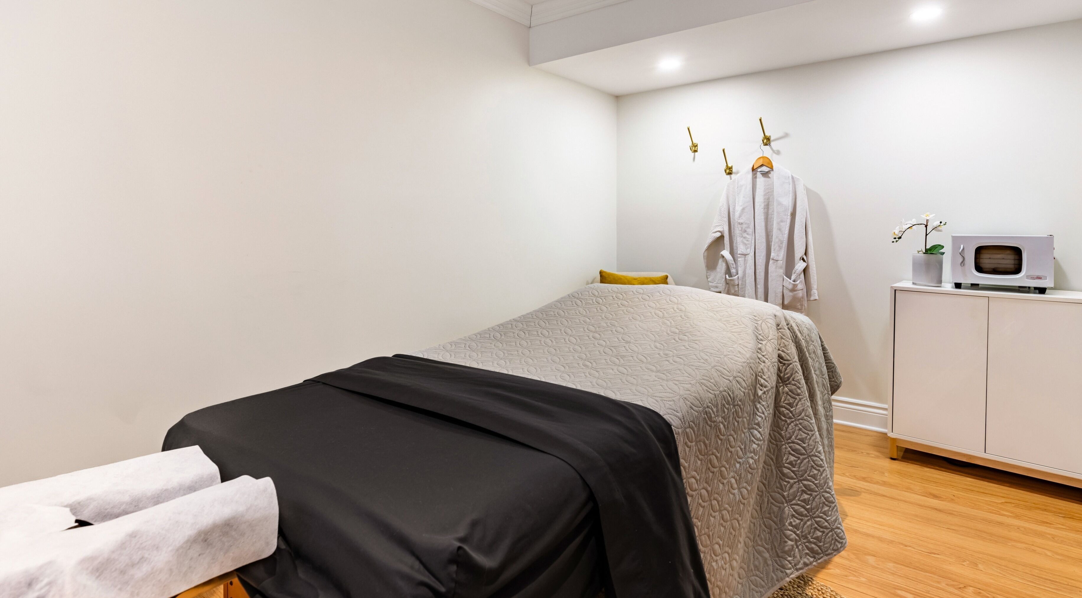 Relaxing treatment room at Shifa Esthétique and Massage, N.D.D Ile-Perrot, Canada, CA, with cozy bed and decor.
