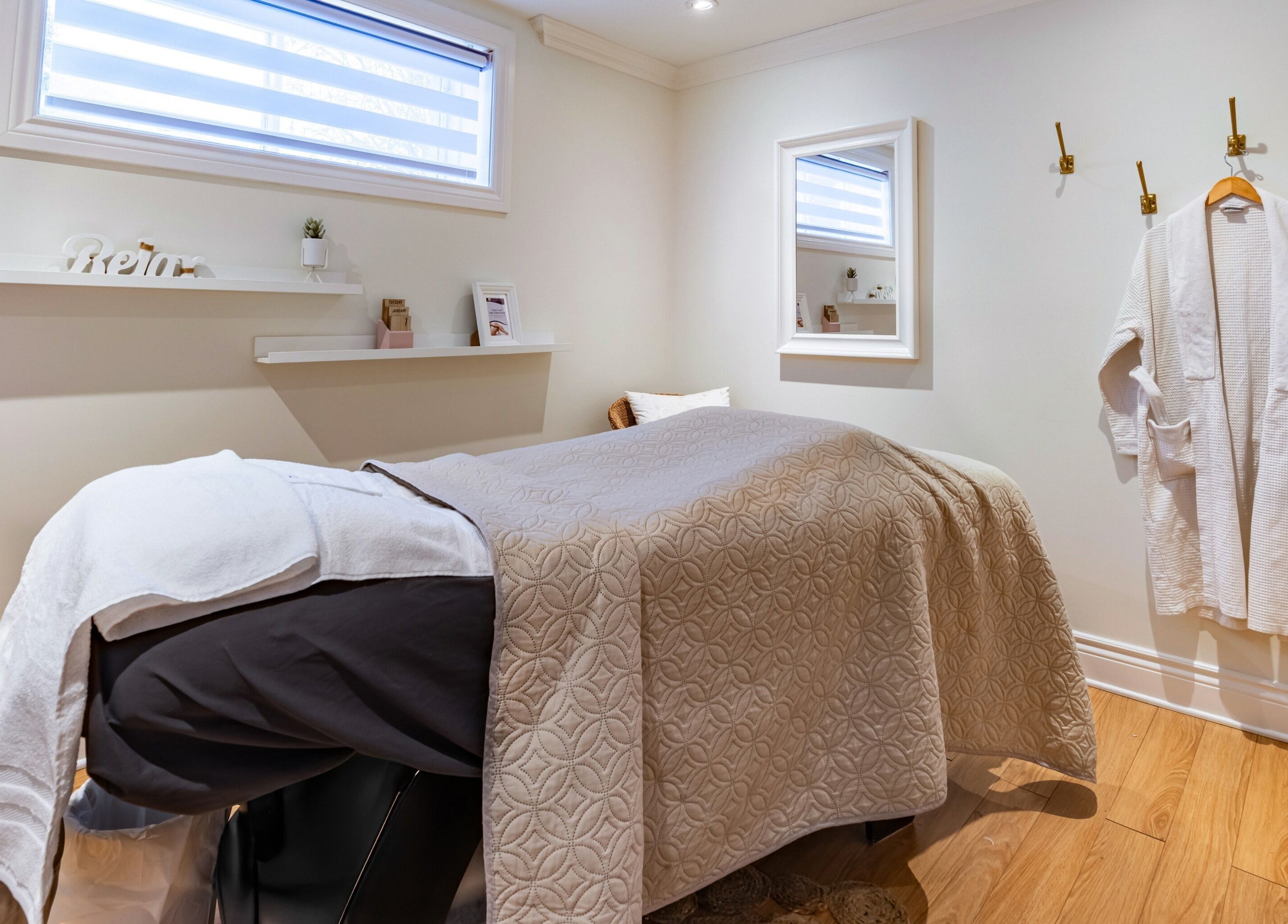 Relaxing massage room at Shifa Esthétique and Massage, N.D.D Ile-Perrot, Canada, CA. Features cozy bed and decor.