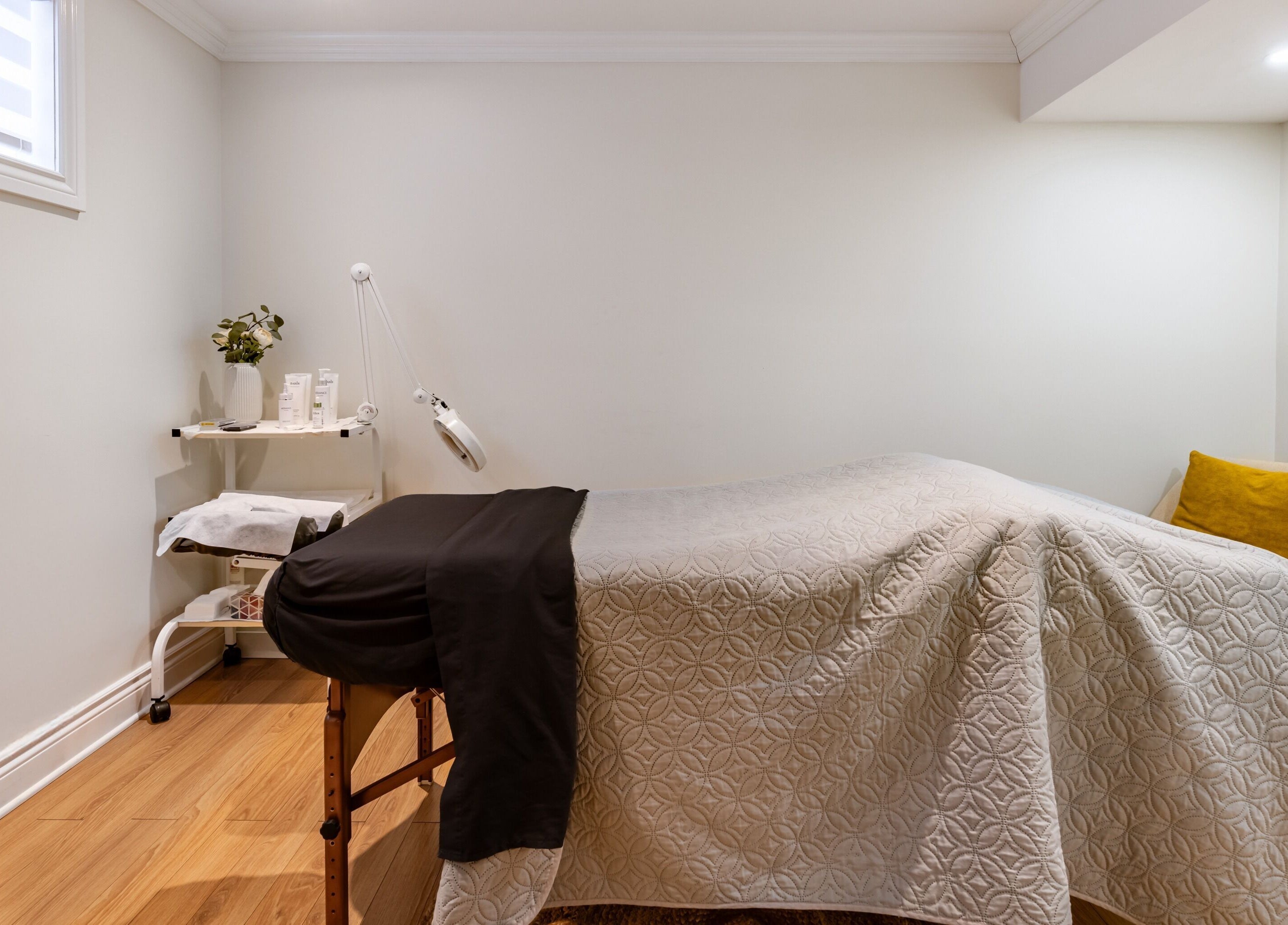 Tranquil massage room at Shifa Esthétique and Massage, N.D.D Ile-Perrot, Canada, CA, featuring a cozy setup.