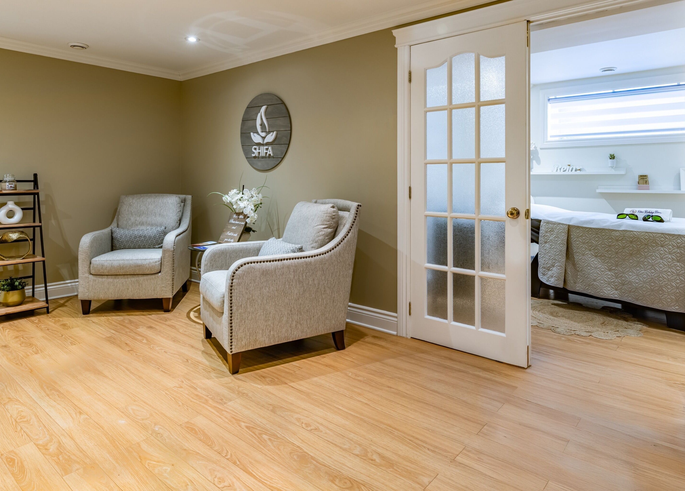 Calm and elegant lounge at Shifa Esthétique and Massage, N.D.D Ile-Perrot, Canada, CA. Cozy seating area.