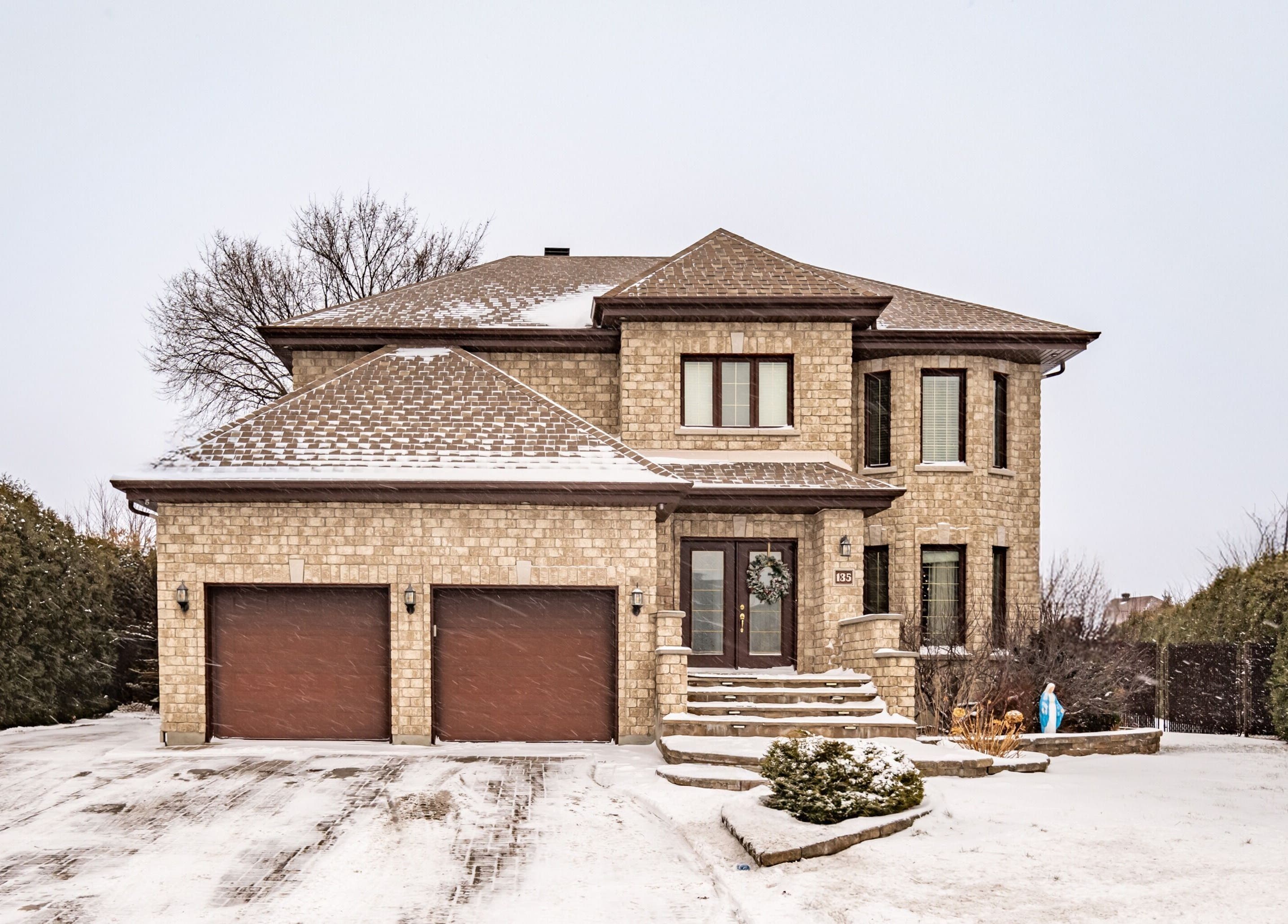 Front view of Shifa Esthétique and Massage, a beautiful venue in N.D.D Ile-Perrot, Canada, CA, during winter.