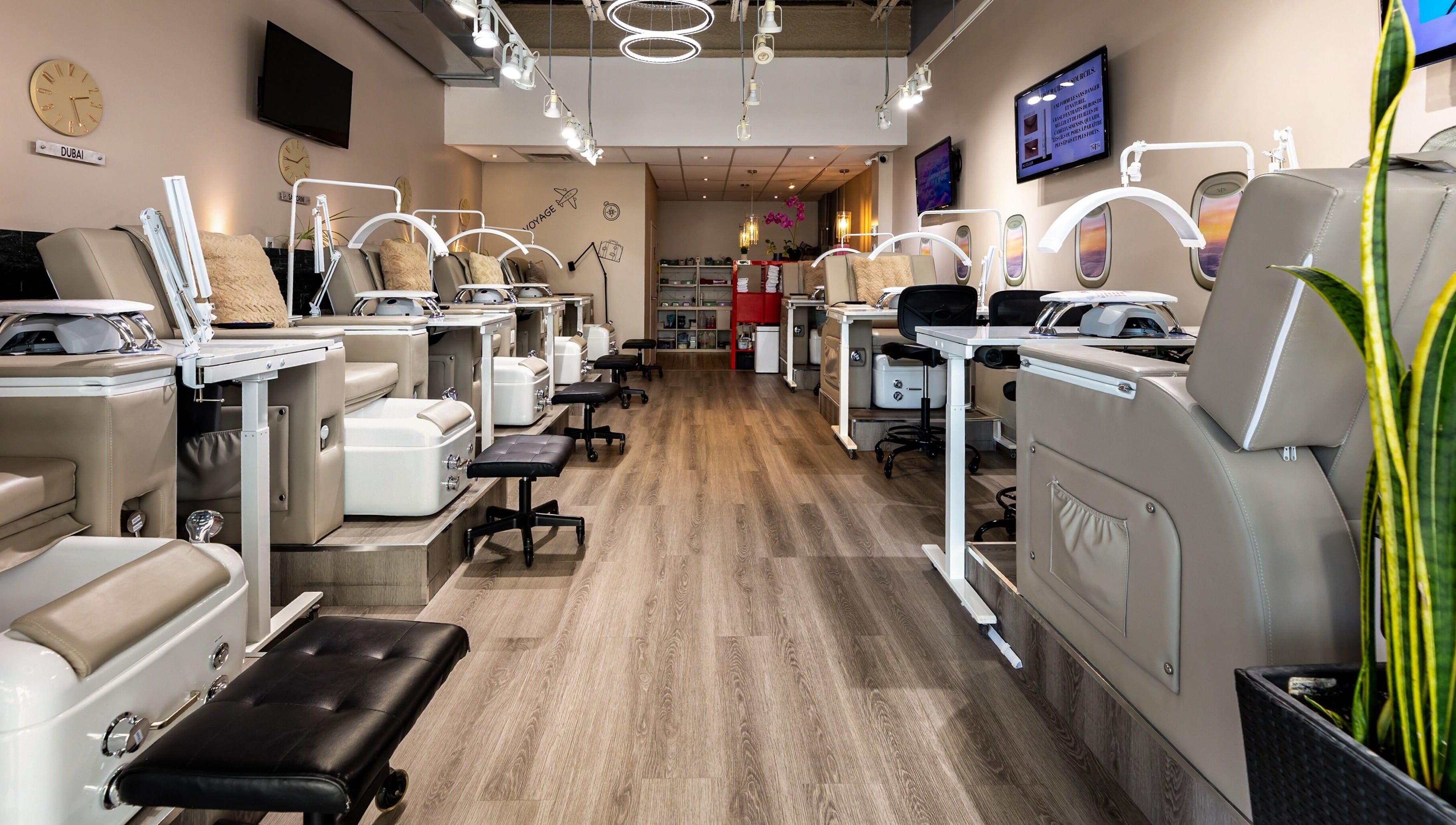 Intérieur élégant de Salon Tip’ n Toe à Brossard, Québec, CA avec chaises de pédicure modernes.