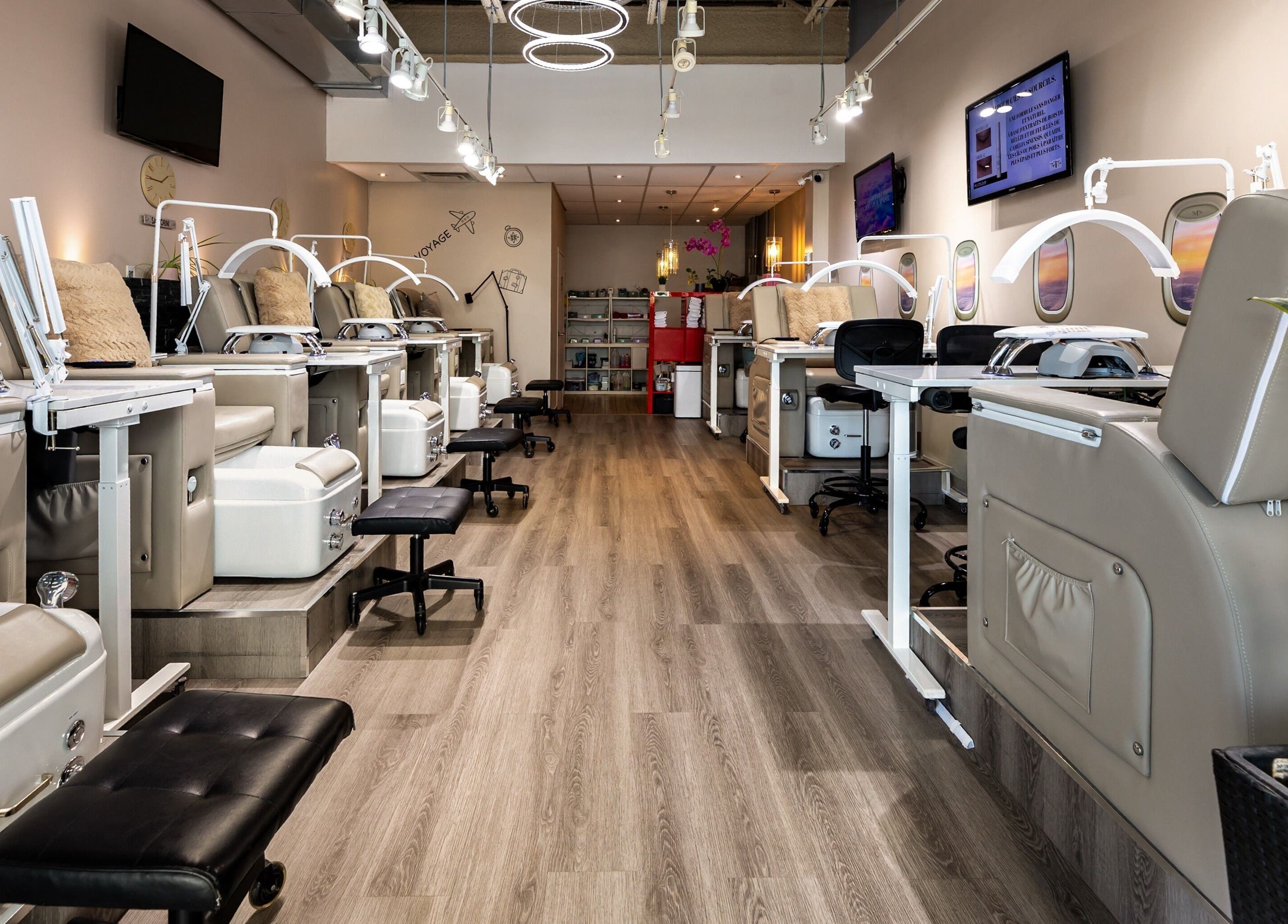 Intérieur élégant de Salon Tip’ n Toe à Brossard, Québec, CA avec chaises de pédicure modernes.
