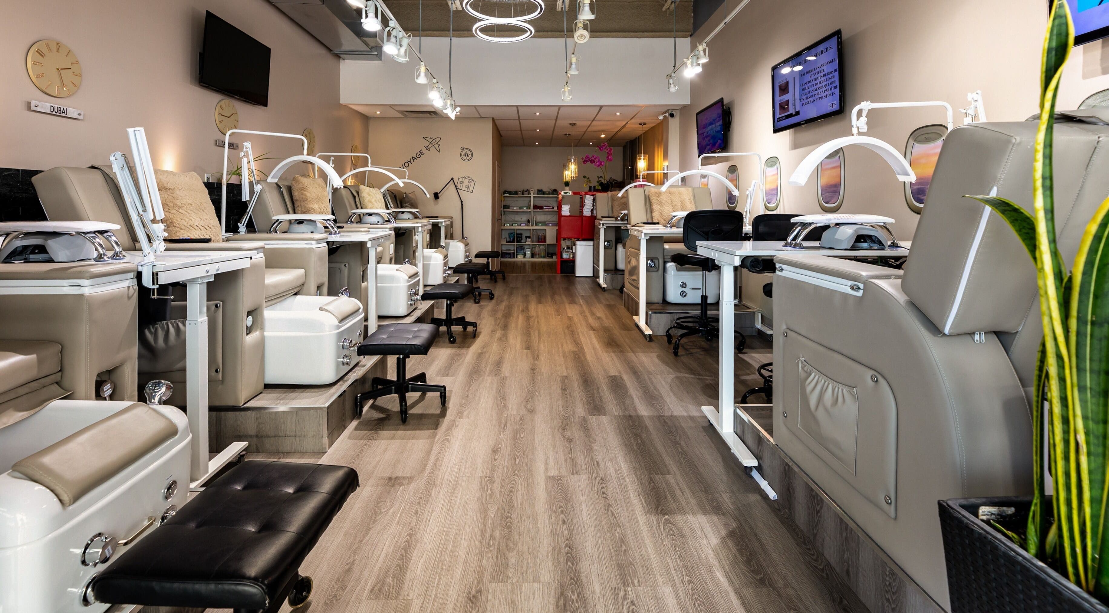 Intérieur élégant de Salon Tip’ n Toe à Brossard, Québec, CA avec chaises de pédicure modernes.