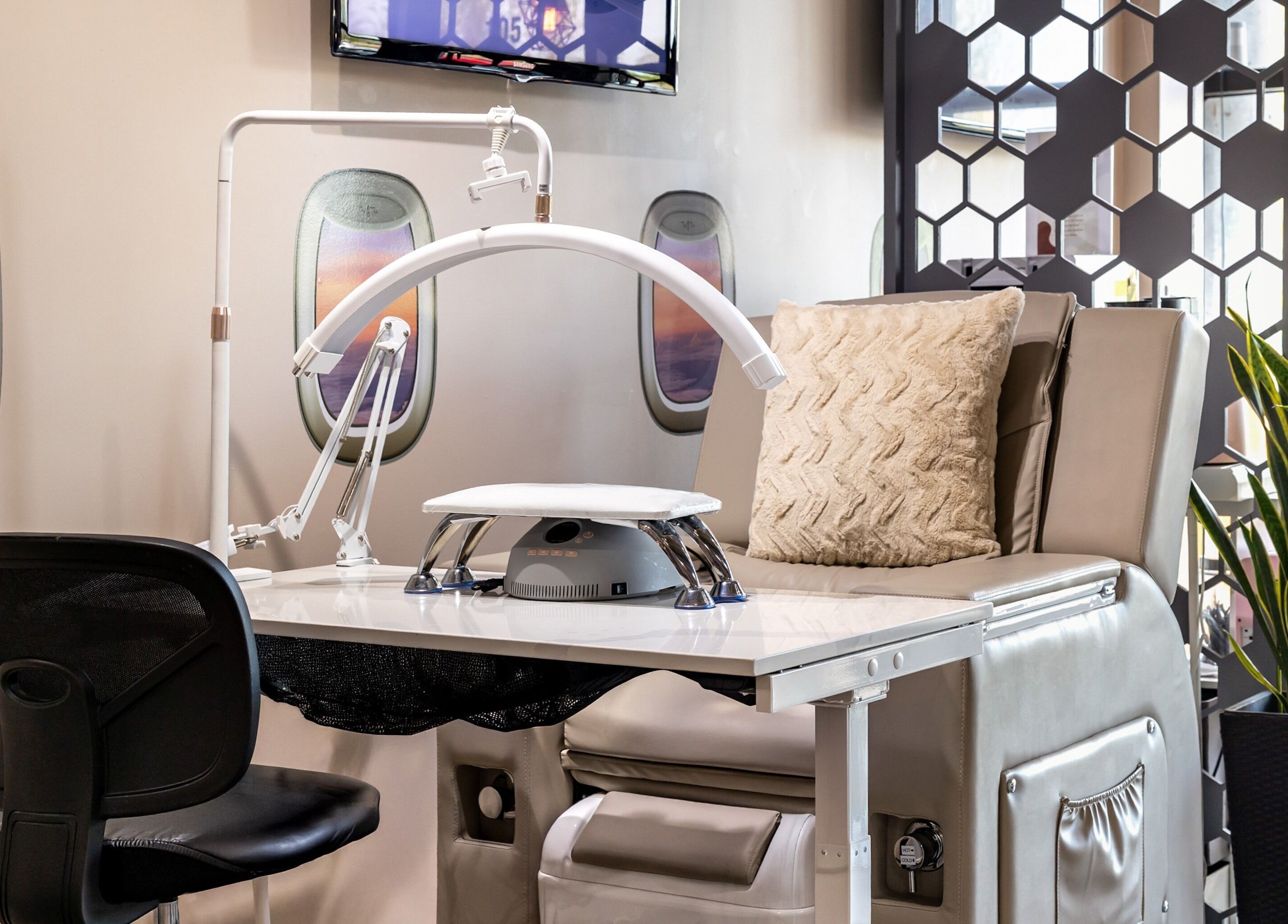 Station de manucure élégante au Salon Tip’ n Toe, Brossard, Québec, CA.