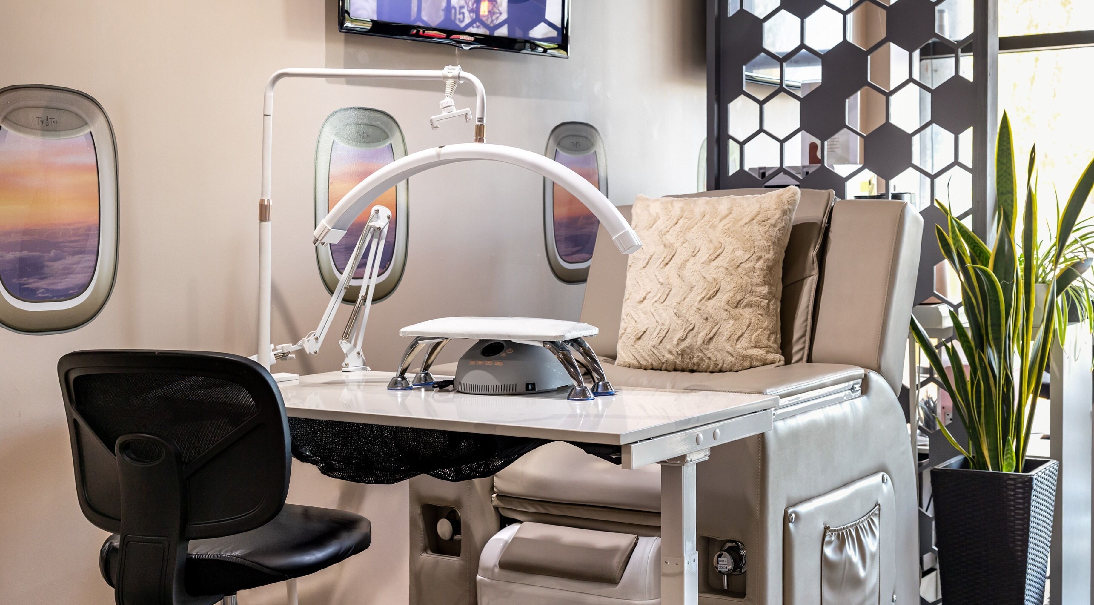 Station de manucure élégante au Salon Tip’ n Toe, Brossard, Québec, CA.