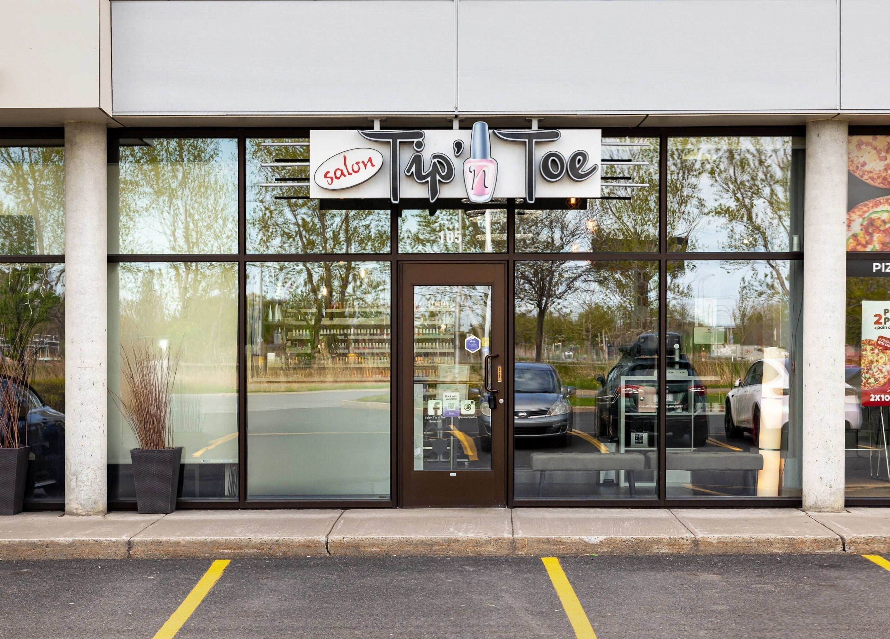Entrée moderne du Salon Tip’ n Toe à Brossard, Québec, CA, vue extérieure vitrée.