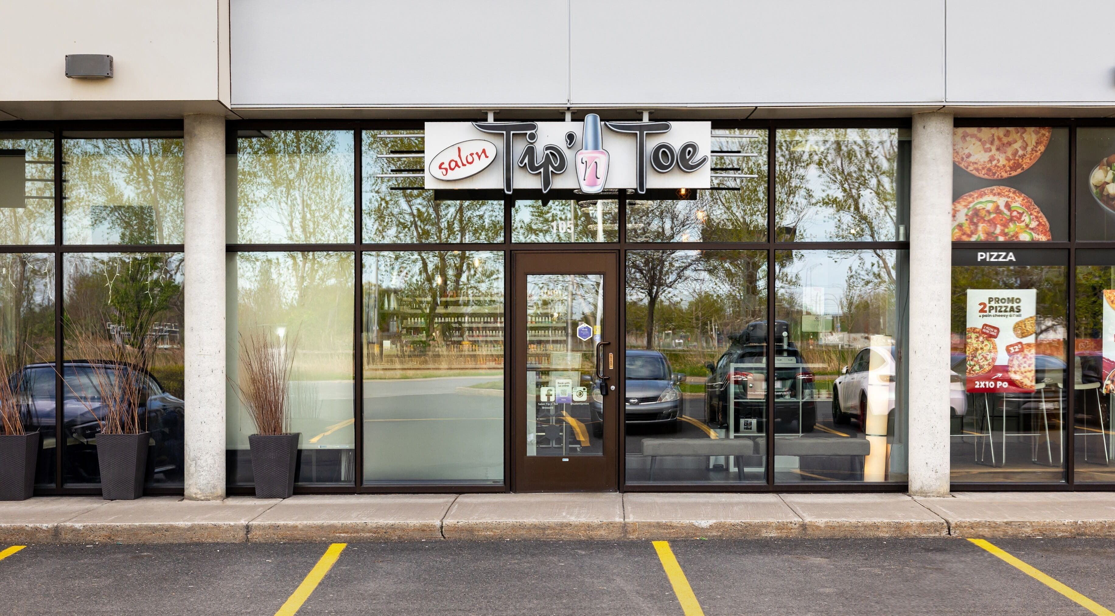 Entrée moderne du Salon Tip’ n Toe à Brossard, Québec, CA, vue extérieure vitrée.