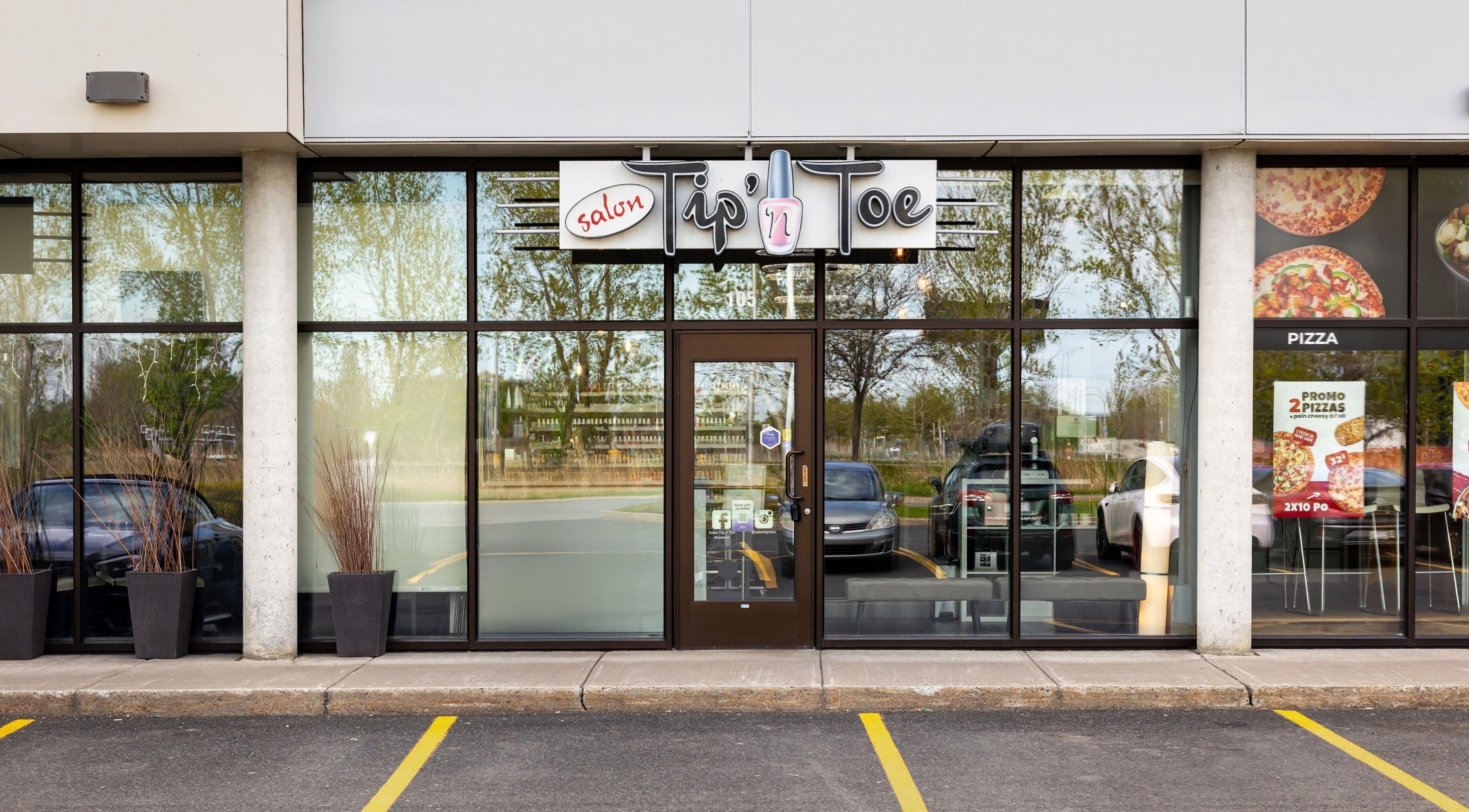 Entrée moderne du Salon Tip’ n Toe à Brossard, Québec, CA, vue extérieure vitrée.