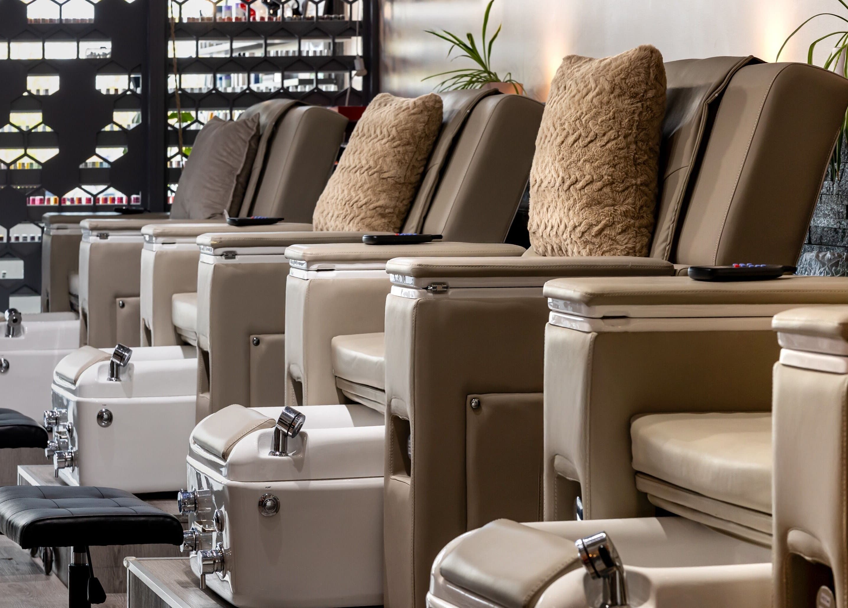 Chaises de pédicure confortables à Salon Tip’ n Toe, Brossard, Québec, CA, offrant détente suprême.