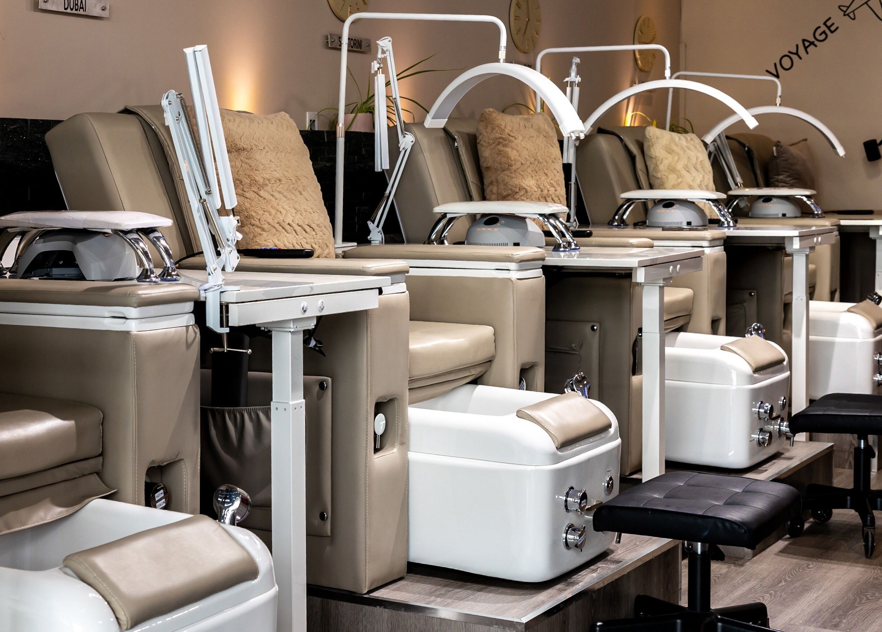 Chaises de pédicure modernes chez Salon Tip’ n Toe à Brossard, Québec, CA, offrant confort et style.