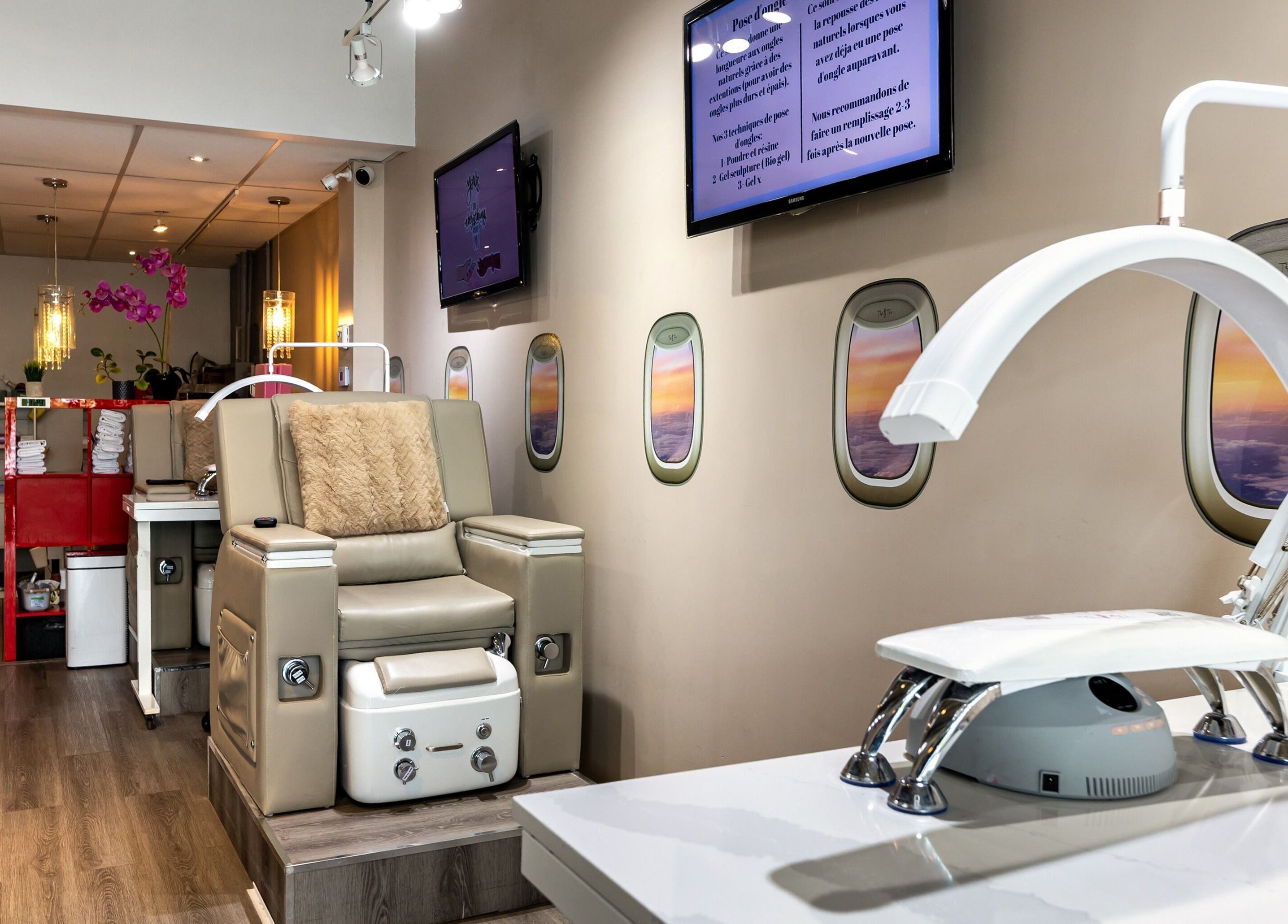 Intérieur élégant de Salon Tip’ n Toe à Brossard, Québec, CA avec fauteuils de soin et décor moderne.