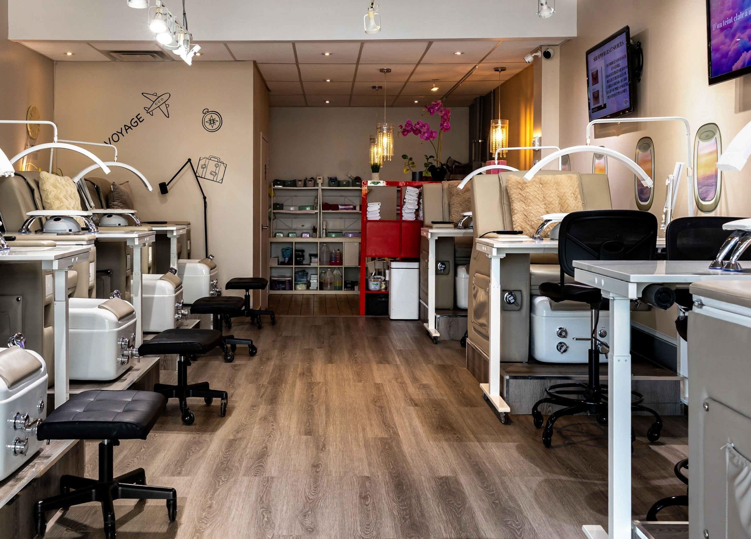 Espace de pédicure chic au Salon Tip’ n Toe, Brossard, Québec, CA avec sièges moelleux et éclairage moderne.