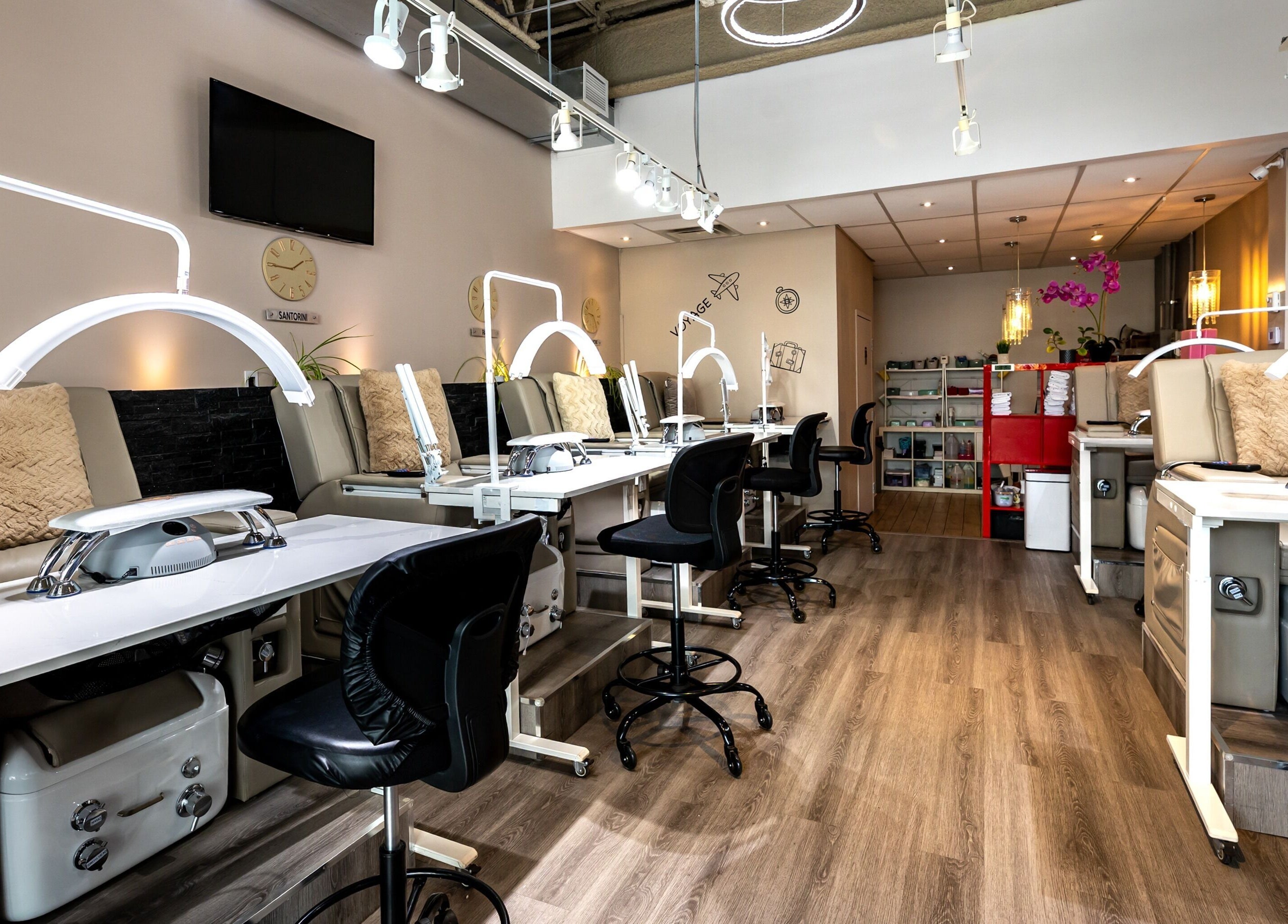 Intérieur élégant de Salon Tip’ n Toe à Brossard, Québec, CA, montrant des stations de manucure modernes.