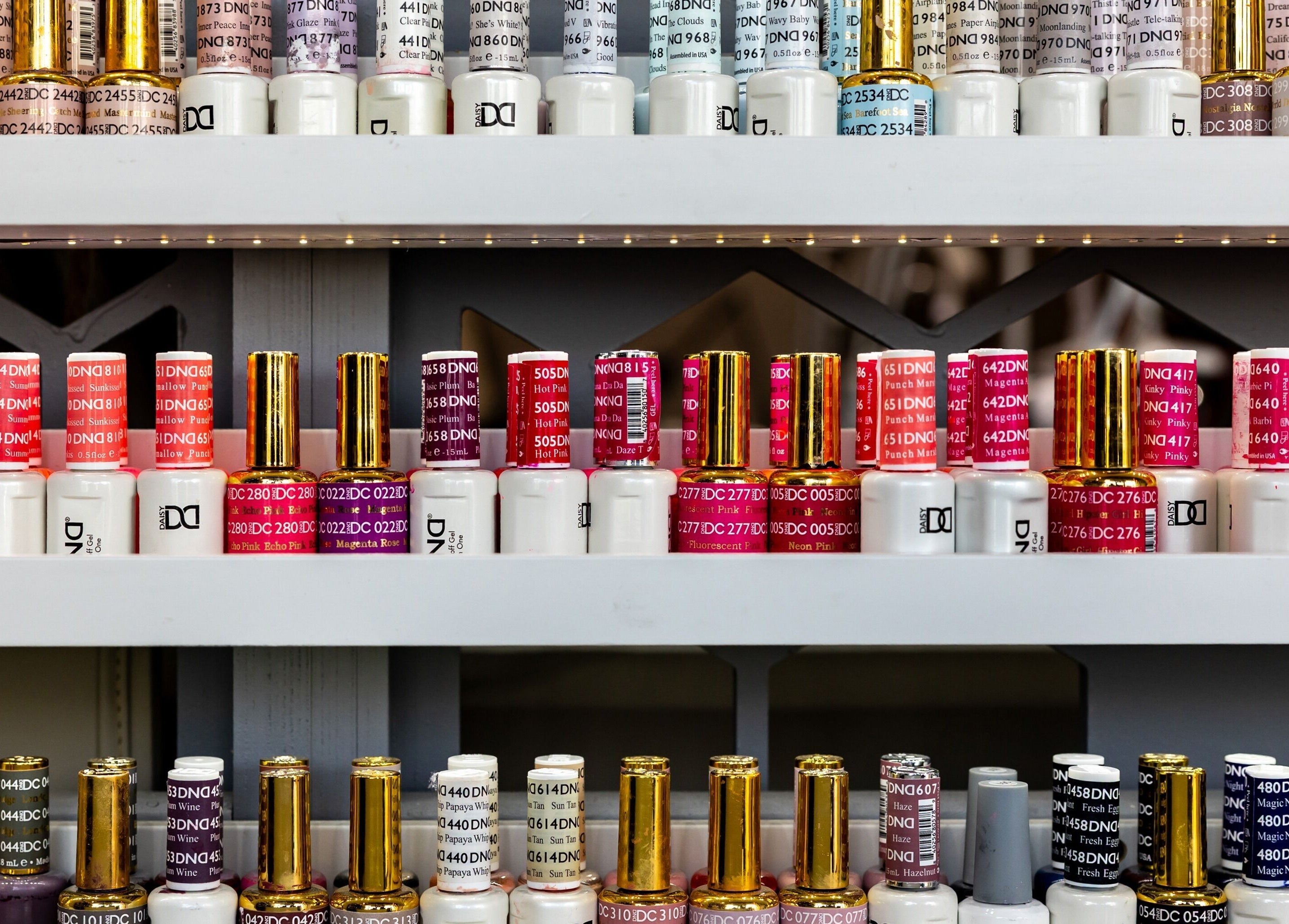 Large choix de vernis à ongles au Salon Tip’ n Toe à Brossard, Québec, CA, offrant une variété de couleurs.