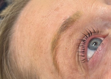 Close-up of enhanced lashes at Elle Louise Beauty, Watnall, England, GB for stunning eye treatments.