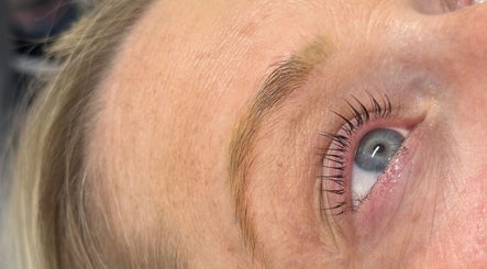Close-up of enhanced lashes at Elle Louise Beauty, Watnall, England, GB for stunning eye treatments.