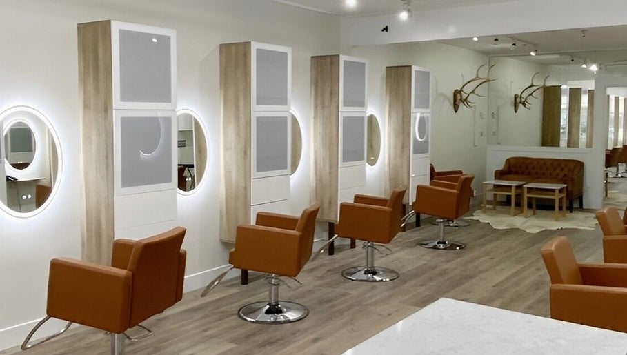 Halo and Horns Salon slika 1