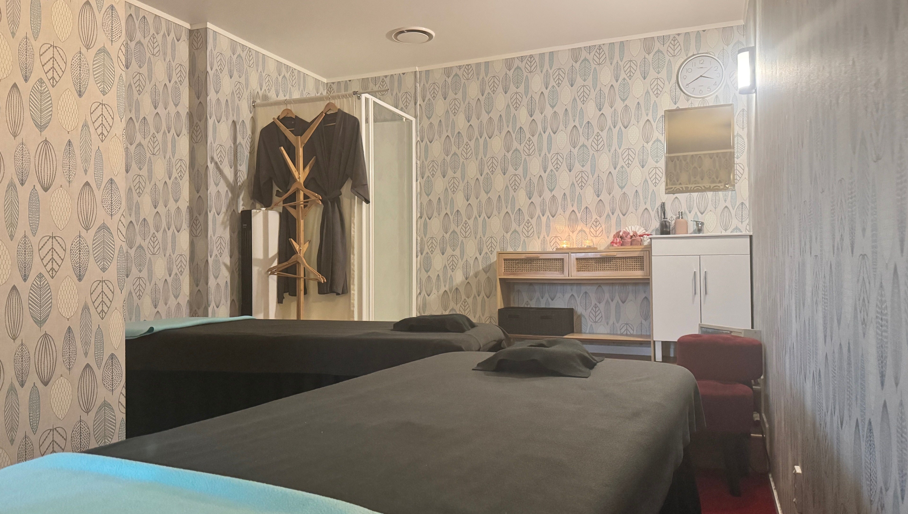 Relaxing massage room at Aroma Massage, Auckland, Auckland, NZ with ambient decor and soothing lighting.